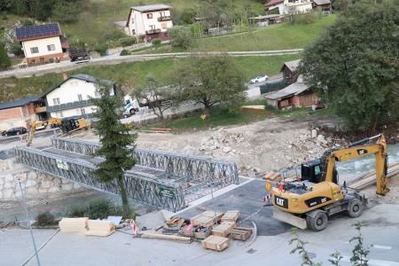 Začetek gradnje začasnega mostu v Stranjah in popolna zapora na območju gradnje (9)